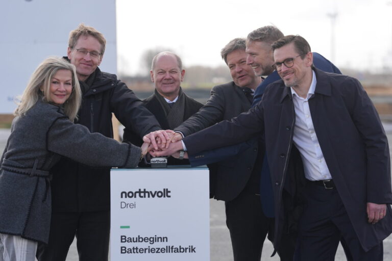 Der damalige Bundeswirtschaftsminister Robert Habeck (Grüne) (3. v. r.) war bei Baubeginn der Northvolt-Fabrik sehr optimistisch (Archivbild).