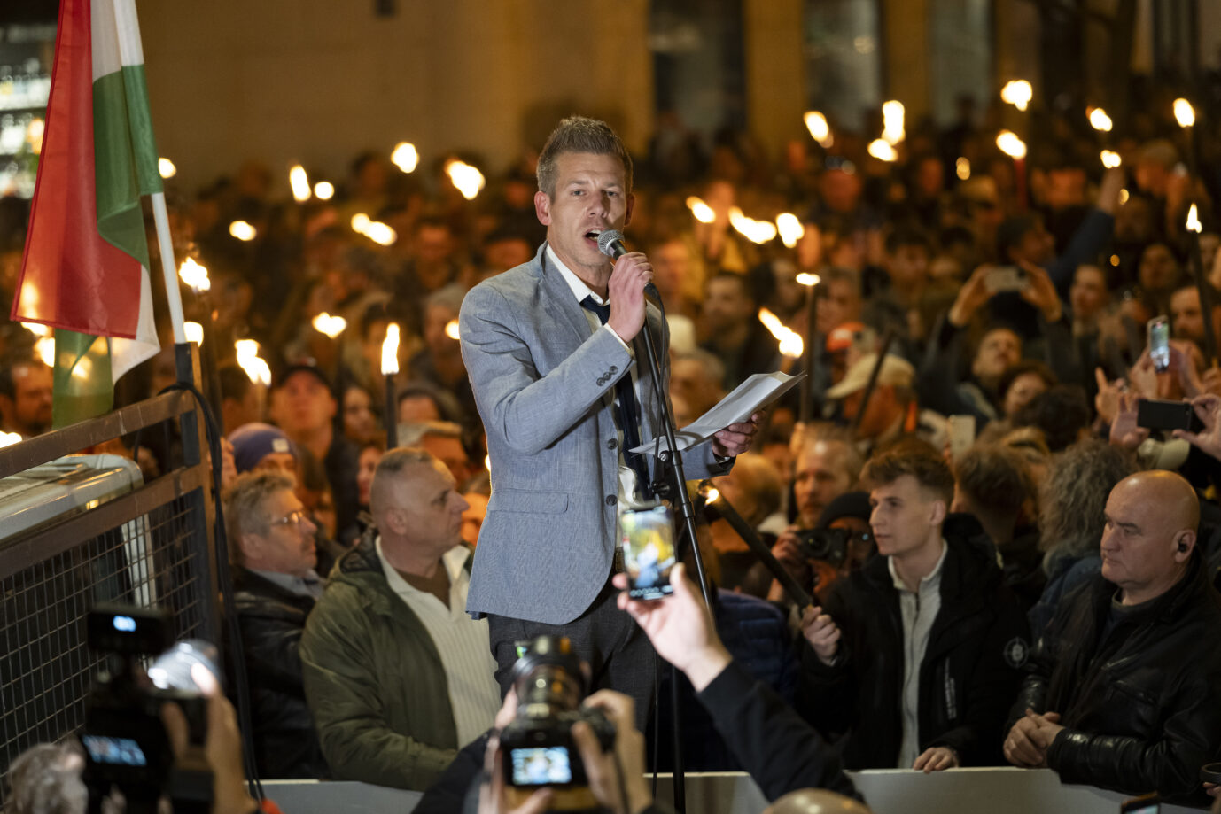 Das Bild zeigt Péter Magyar, den größten politischen Konkurrenten von Viktor Orbán.