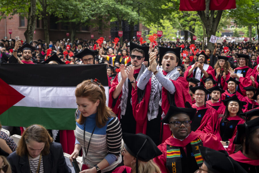 Am Campus der Elite-Uni Harvard kommt es immer wieder zu Anti-Israel Kundgebungen. US-Präsident Trump zieht die Uni zur Verantwortung. Foto: picture alliance / ASSOCIATED PRESS | Ben Curtis
