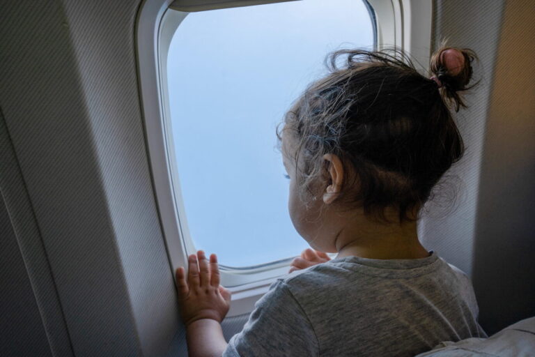 Kind im Flugzeug (Symbolbild): Eine ausreisepflichtige syrische Familie bleibt vorerst weiter in Deutschland, die Abschiebung ist geplatzt