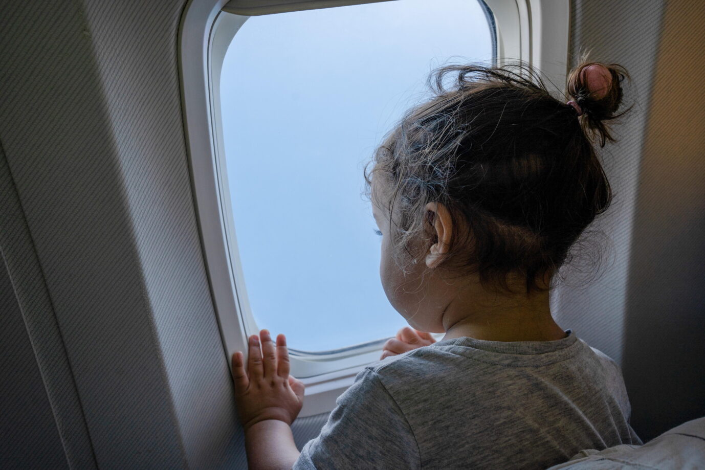 Kind im Flugzeug (Symbolbild): Eine ausreisepflichtige syrische Familie bleibt vorerst weiter in Deutschland, die Abschiebung ist geplatzt