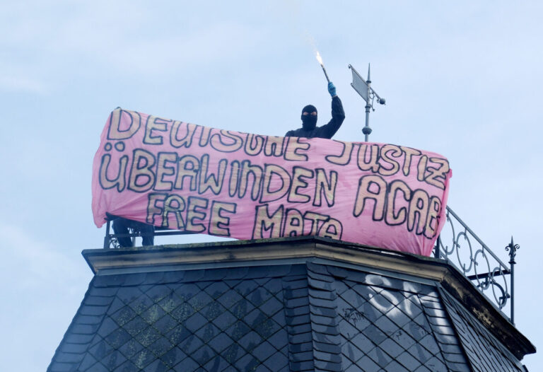 Linke demonstrieren: Linksextreme zeigen ein Banner mit der Parole "ACAB" während einer Demo in Leipzig.