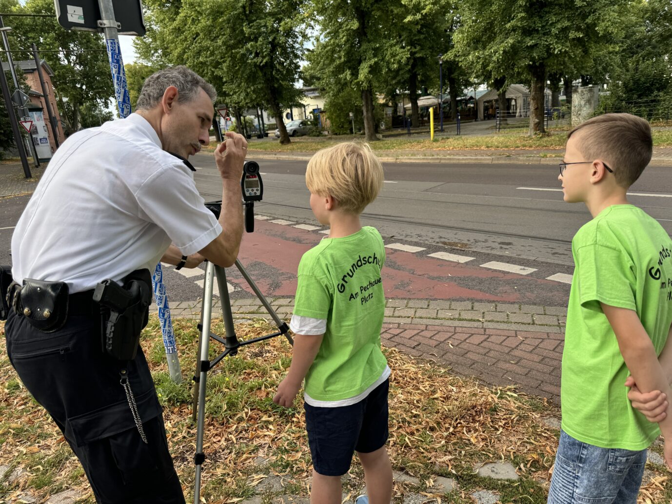 Polizist bei einer Verkehrsschulung für Kinder: In sächsischer Kita unerwünscht. Foto: picture alliance/dpa | Thomas Schulz
