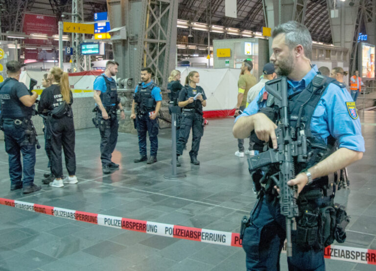 FRANKFURT/MAIN - DEUTSCHLAND: 20. August 2024, Schwer bewaffnete Polizeibeamte sichern nach einem Schusswaffengebrauch einen abgesperrten Bereich im Hauptbahnhof. AmGleis 9 fhat ein Mann einen anderen Mann erschossen. Inzwischen gibt es mehrere Tatverdächtige. Foto: Bernd Kammerer