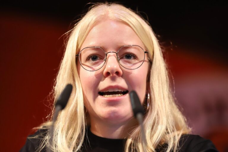 Halle (Saale), Sachsen-Anhalt, Deutschland: Händel-Halle: Juso-Bundeskongress 2024: Jette Nietzard, Bundessprecherin der Grünen Jugend, hält ein Grußwort