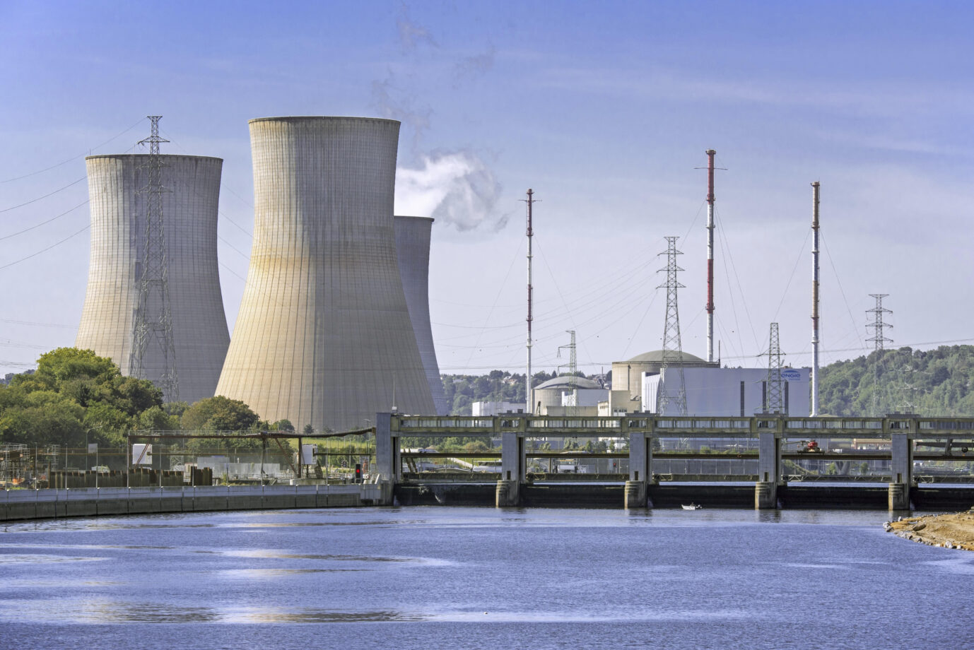 Kein Atomausstieg: Die Kühltürme des Kernkraftwerks Tihange an der Maas in Belgien.