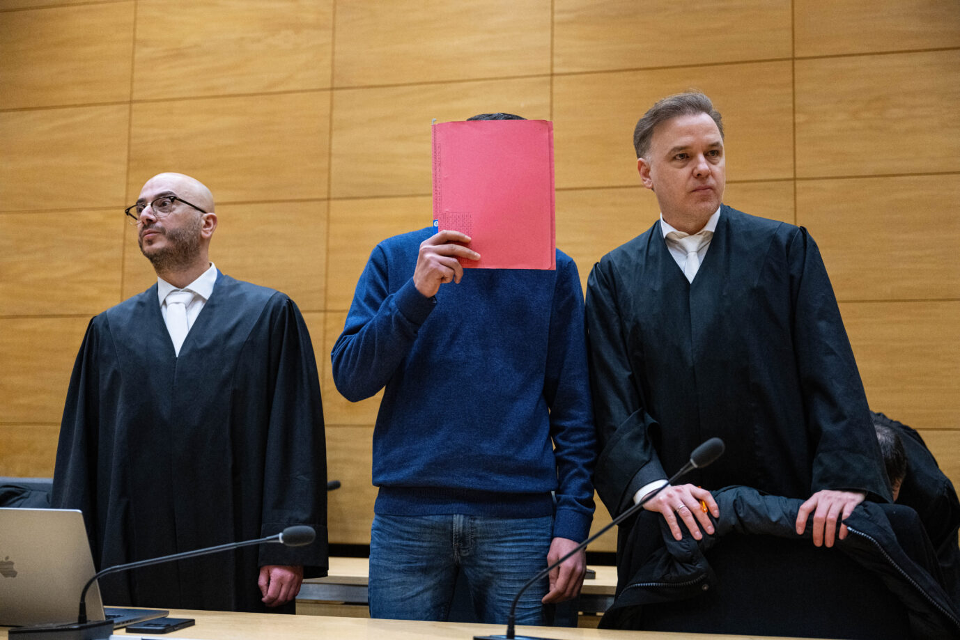 Nicht nur in Mannheim läuft derzeit ein Gerichtsverfahren: Im Prozeß um den getöteten Deutsch-Griechen in Bad Oeynhausen rücken nun die Mitangeklagten wieder ins Blickfeld.