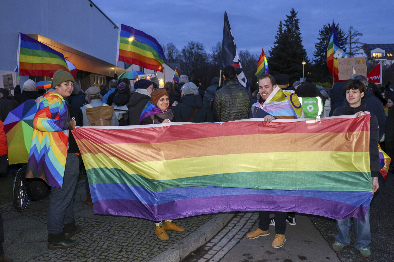 Demo vor der Stadthalle Falkensee. In einem Antrag forderte die AfD Falkensee ein Verbot für das Hissen der Regenbogenflagge an öffentlichen Plätzen und Gebäuden der Stadt. Ein breites Bündnis aus Vereinen, Jugendgruppen, Kirchenvertretern und Initiativen reagierte darauf mit Widerstand. Mit deutlicher Mehrheit haben die Stadtverordneten den Antrag der AfD abgelehnt. Falkensee, 29.01.2025. Regenbogenfahne.