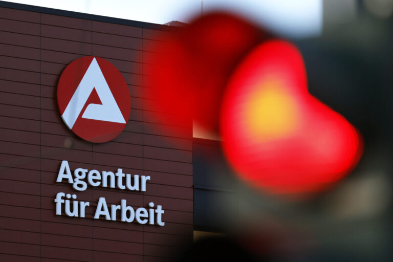Arge-Logo an der Agentur für Arbeit in Ossendorf. Im Zuge der Winterpause ist die Arbeitslosigkeit im Januar 2025 um 186.000 auf 2.993.000 gestiegen. Die Jobcenter in Deutschland bieten auch Unterstützung für Geflüchtete aus der Ukraine, ihren Lebensunterhalt abzusichern. Dazu gibt es eine monatliche finanzielle Unterstützung, das sogenannte Bürgergeld (Grundsicherung). (Themenbild, Symbolbild) Köln, 17.02.2025- Die Arbeitslosigkeiot steigt