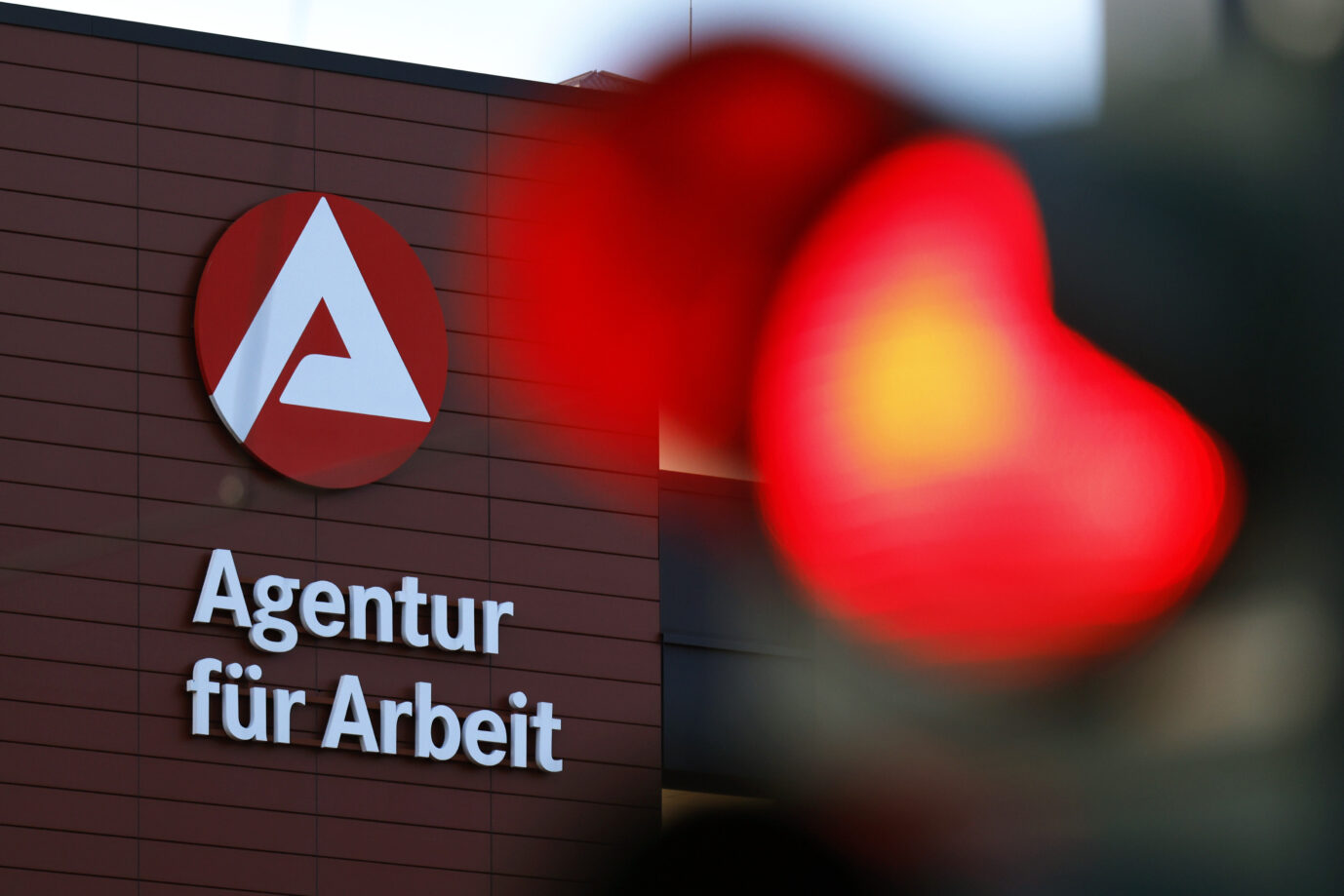 Arge-Logo an der Agentur für Arbeit in Ossendorf. Im Zuge der Winterpause ist die Arbeitslosigkeit im Januar 2025 um 186.000 auf 2.993.000 gestiegen. Die Jobcenter in Deutschland bieten auch Unterstützung für Geflüchtete aus der Ukraine, ihren Lebensunterhalt abzusichern. Dazu gibt es eine monatliche finanzielle Unterstützung, das sogenannte Bürgergeld (Grundsicherung). (Themenbild, Symbolbild) Köln, 17.02.2025- Die Arbeitslosigkeiot steigt