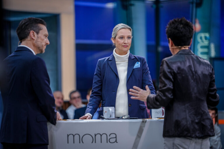 Wandel des politischen Zeitgeistes: Auf einmal wird auch AfD-Chefin Alice Weidel (m.) wieder in öffentlich-rechtliche Sendungen eingeladen.