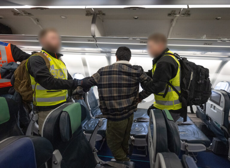 Erfolgreiche Abschiegung: Bundespolizisten begleiten im Februar einen Ausreisepflichtigen ins Flugzeug, das diesen nach Pakistan bringt.