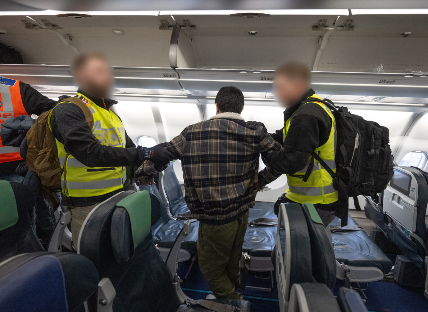 Erfolgreiche Abschiegung: Bundespolizisten begleiten im Februar einen Ausreisepflichtigen ins Flugzeug, das diesen nach Pakistan bringt.