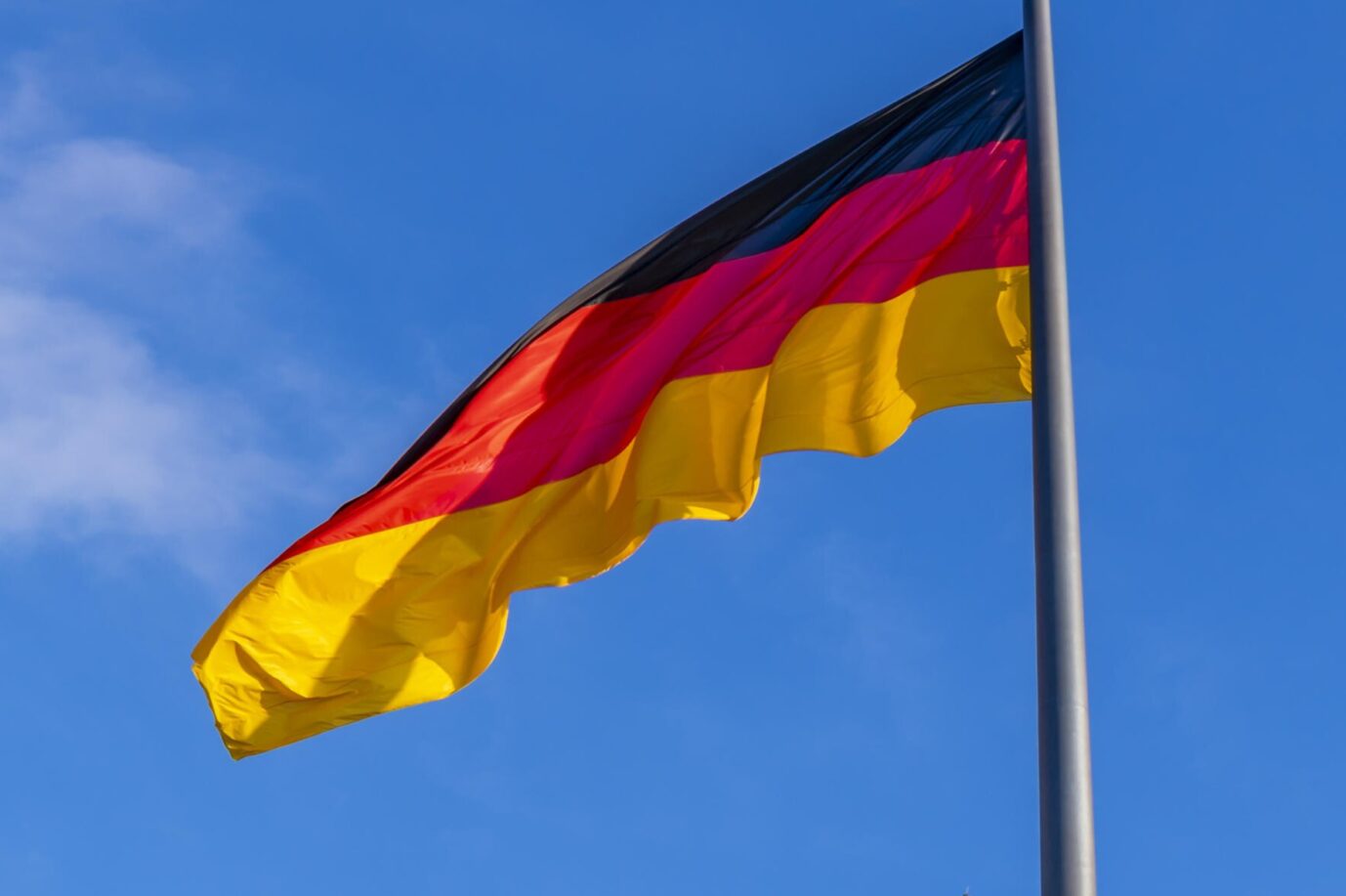 Auch der Landkreis Mansfeld-Südharz läßt vor seinen Gebäuden und Schulen nun ganzjährig die Deutschland-Fahne wehen.