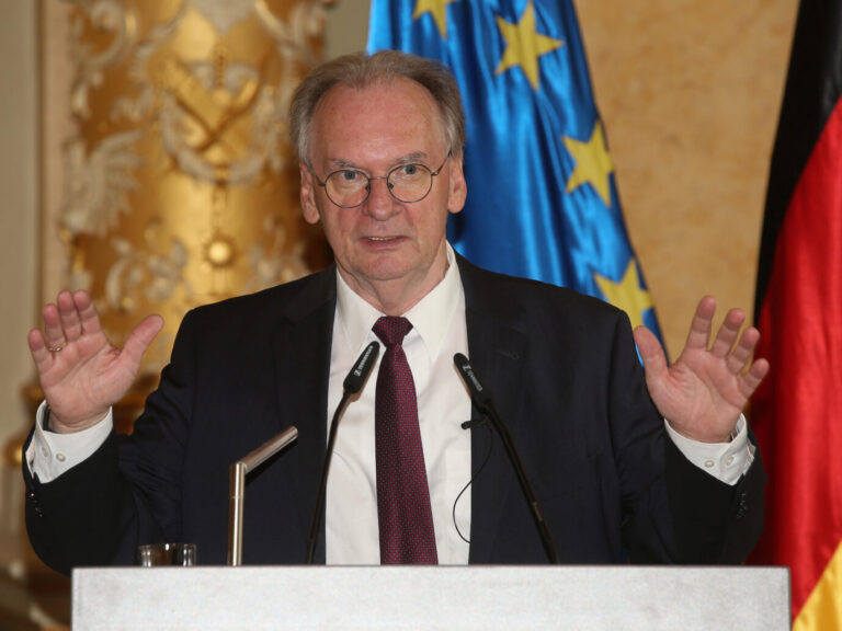 Dr.Reiner Haseloff (CDU) Ministerpräsident von Sachsen-Anhalt bei der Berufung Team Sachsen-Anhalt für Olympischen Winterspiele in Mailand und Cortina 2026 in Staatskanzlei Magdeburg. Er spricht sich für Deutschlandflaggen an öffentlichen Gebäuden aus.