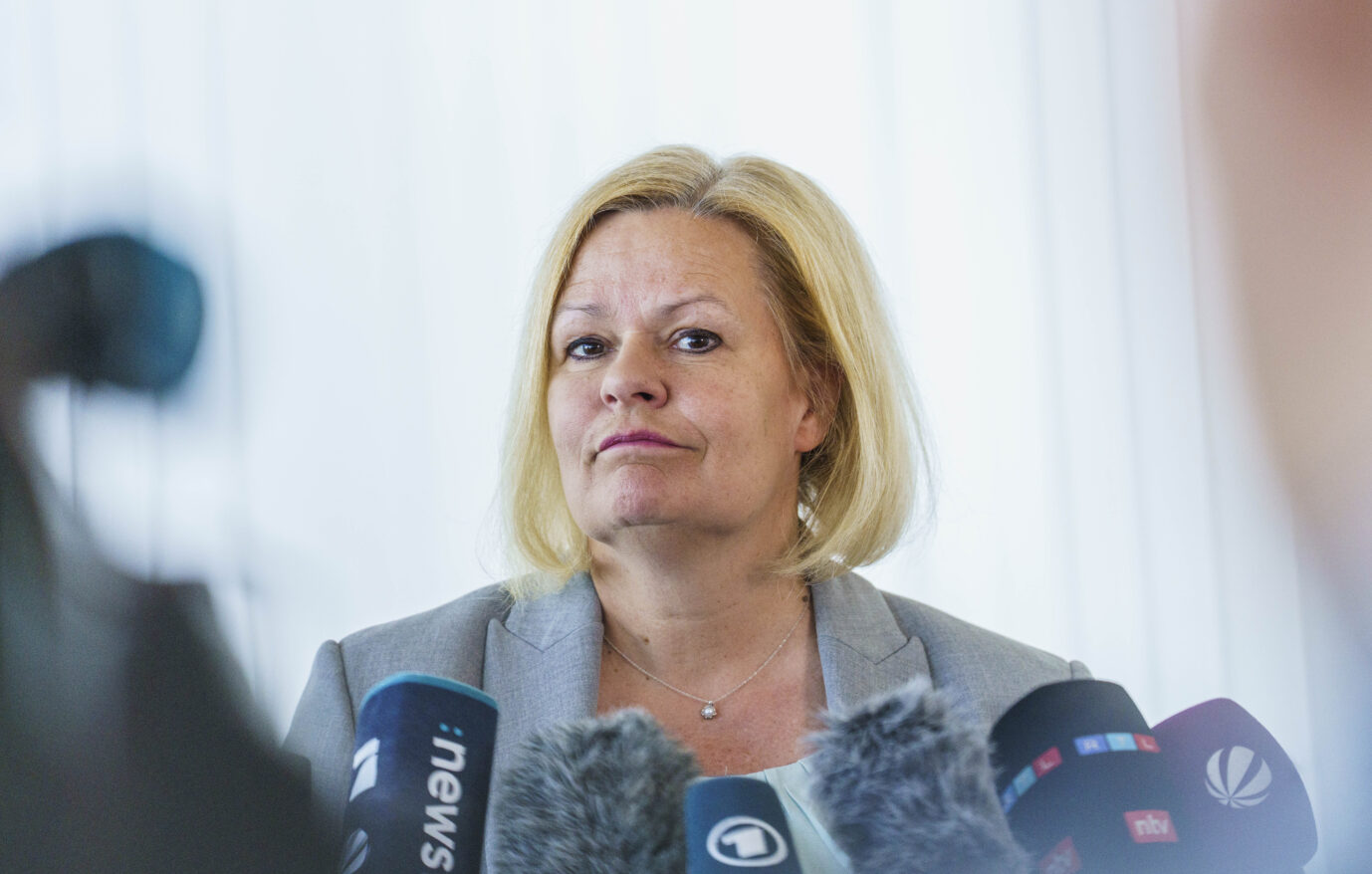 Nancy Faeser (SPD) Bundesinnenministerin verkündet, Gutachten des Bundesamts für Verfassungsschutz: AfD ist "gesichert rechtsextremistisch".