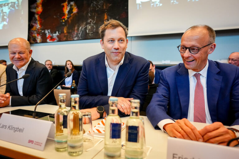Der designierte Bundeskanzler Friedrich Merz (CDU, rechts) mit seinem Vorgänger Olaf Scholz (SPD, links) und SPD-Chef Lars Klingbeil am Montag bei der SPD-Fraktion.
