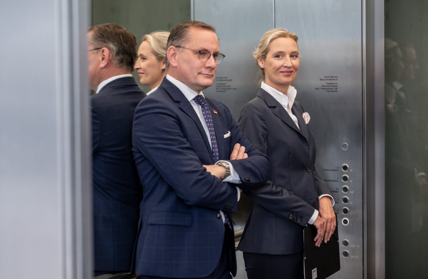 Der AfD-Mitgliederfahrstuhl fährt nach oben: Die Bundesvorsitzenden Tino Chrupalla und Alice Weidel am Montag im Bundestag.