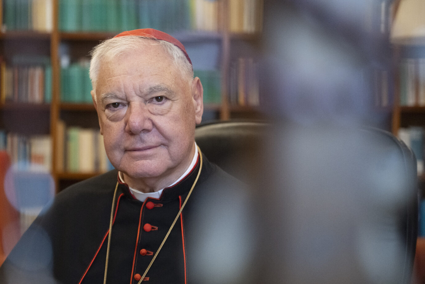 Der deutsche Kardinal Gerhard Ludwig Müller in seinem Arbeitszimmer: Er darf bei der Papstwahl mitentscheiden. (Themenbild/Porträtbild)