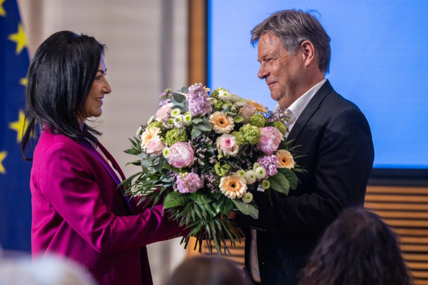 Katherina Reiche erhält zum Amtsantritt von ihrem Vorgänger Robert Habeck einen Blumenstrauß im Wirtschaftsministerium überreicht.