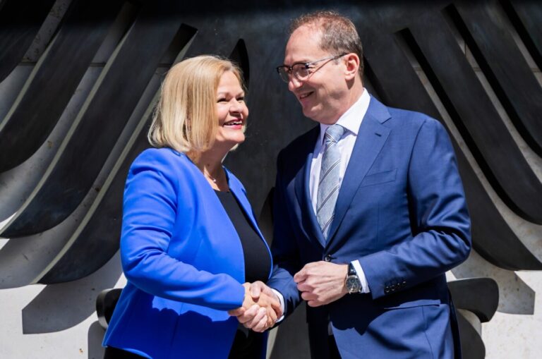 Zurückweisungen oder nicht? Innenminister Alexander Dobrindt (CSU) mit seiner Vorgängerin Nancy Faeser (SPD).