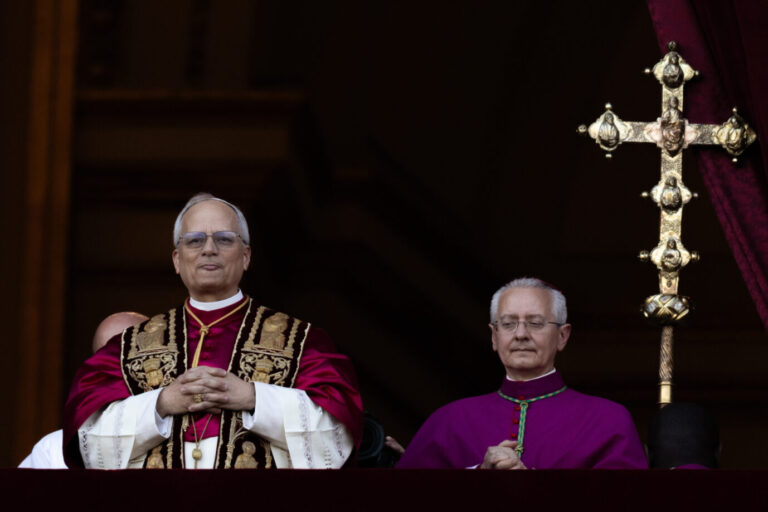 Der neu gewählte Papst Leo XIV. (l), der US-Amerikaner Robert Prevost, erscheint nach dem Konklave auf dem Balkon des Petersdoms im Vatikan.