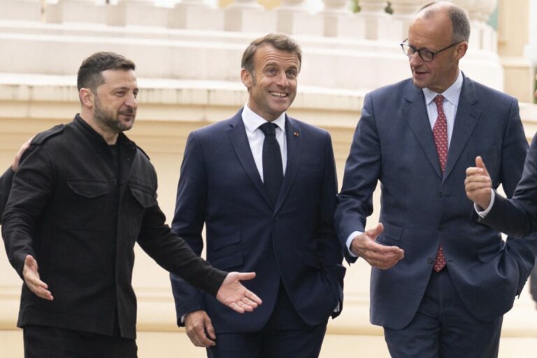 Ukraines Präsident Volodymyr Selenskyj, mit Frankreiches Präsident Emmanuel Macron und Bundeskanzler Friedrich Merz am Sonnabend in Kiew.
