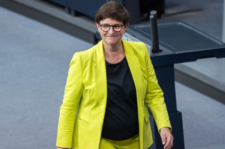 Die SPD-Vorsitzende Saskia Esken muß nun endgültig die erste Reihe der Politik verlassen.
