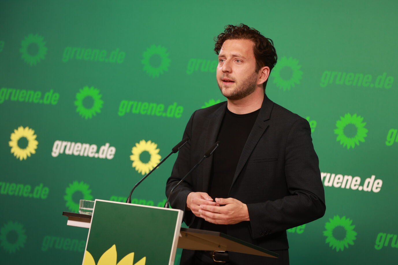 Grünen-Chef Felix Banaszak pocht auf ein AfD-Verbotsverfahren.