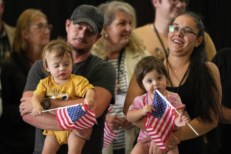 Das Foto zeigt erste Flüchtlinge aus Südafrika, die am Montag in den USA gelandet sind.