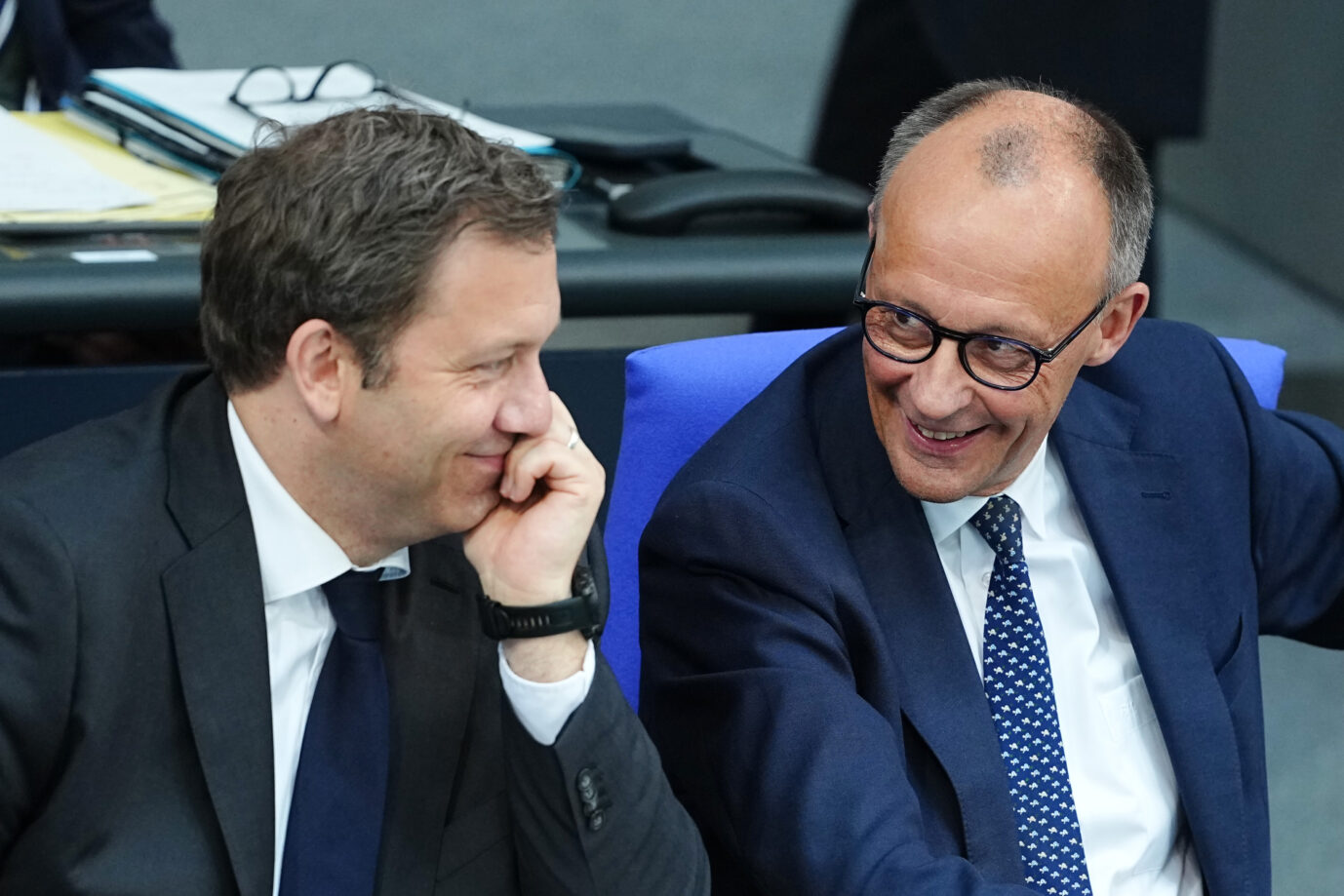 Bundeskanzler Friedrich Merz (CDU, r) und Lars Klingbeil (SPD), Bundesminister der Finanzen, sitzen während der Regierungsbefragung im Plenum des Bundestags.