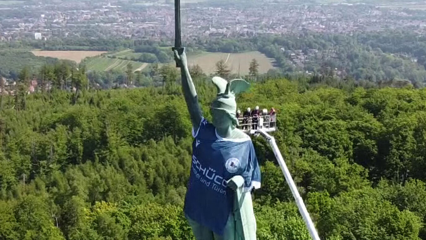 Das Hermannsdenkmal trägt das Trikot von Arminia Bielefeld.