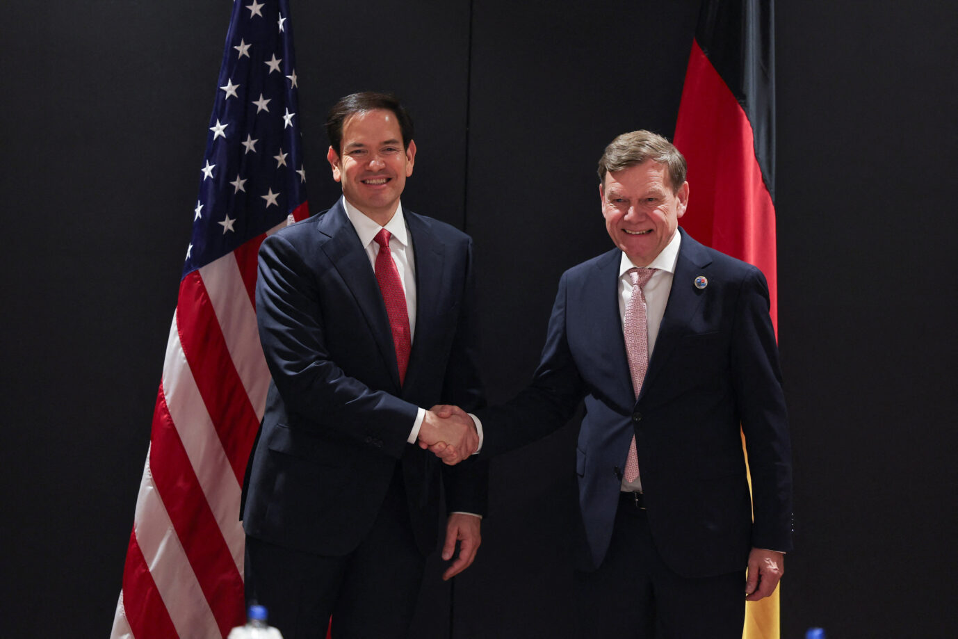 Johann Wadephul schüttelt Marco Rubio die Hand. Beim Nato-Treffen geht es um Verteidigung und Aufrüstung.