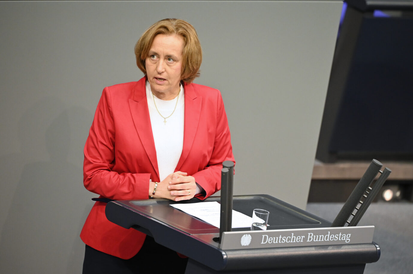 Beatrix von Storch spricht im Plenarsaal im Bundestag zu den Abgeordneten. Sie trägt eine Christuskette.