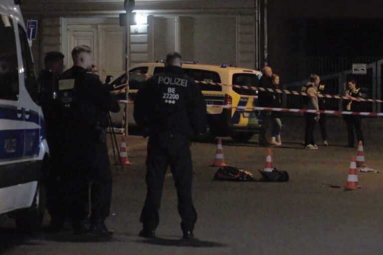 Nach dem lebensgefährlichen Messerstich sichern Polizisten den Tatort an der Rollbergstraße in Berlin-Neukölln.
