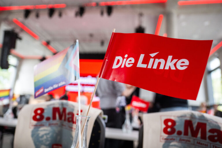 Mit Pride- und Parteifähnchen geschmückt: Der Landesparteitag der Linkspartei in Berlin wurde vom Hitlergruß überschattet.