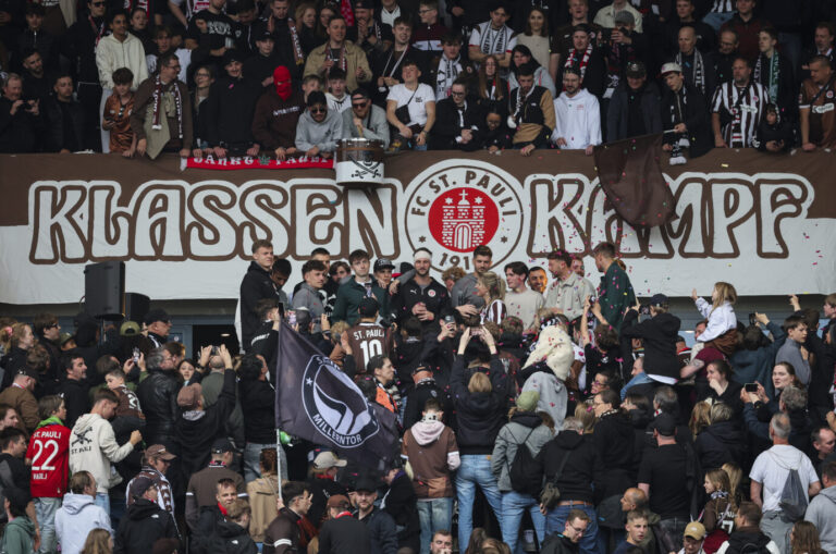 Fußball: Bundesliga, FC St. Pauli - VfL Bochum, 34. Spieltag, Millerntor-Stadion, einige Spieler von St. Pauli stehen auf einem Balkon in der Südtribüne und feiern mit den Fans.