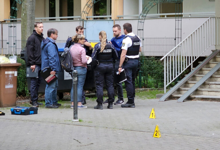 Messer. Polizisten und Kriminaltechniker ermitteln im Umfeld des Tatorts, rechts Spurentafeln der Polizei. Bei einem Angriff vor einem Mehrfamilienhaus in Halle/Saale in Sachsen-Anhalt sind drei Menschen verletzt worden, darunter ein elfjähriges Mädchen. Foto: picture alliance/dpa | Tobias Junghannß