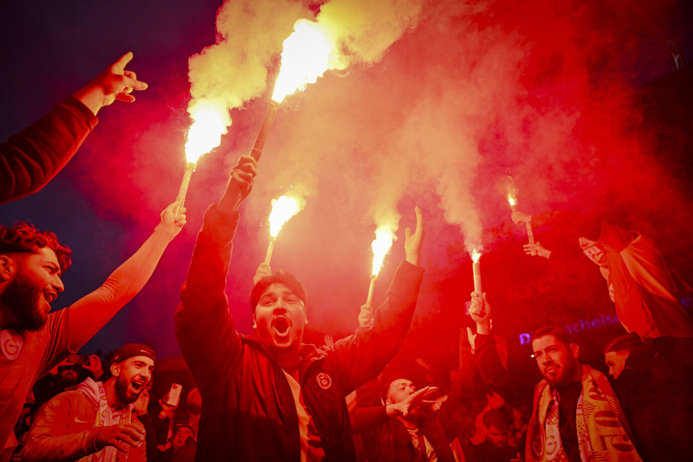 Türken. Die zunächst fröhliche Stimmung kippte: Türkische Fußballfans randalierten in Berlin. Foto: picture alliance / abaca | AA/ABACA