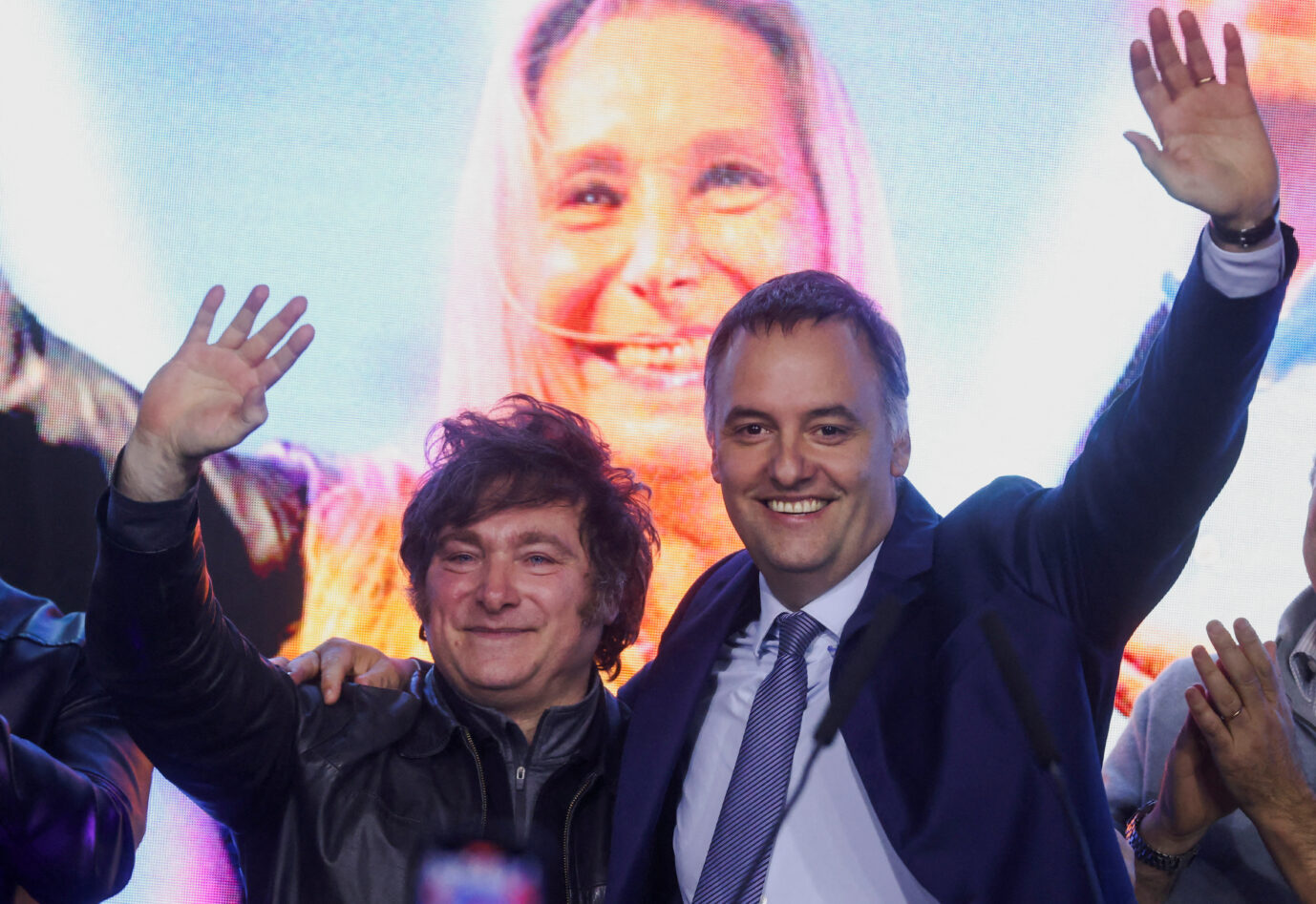 Auf einer Wahlkampfbühne lassen sich Javier Milei und sein Spitzenkandidat Manuel Adorni feiern.