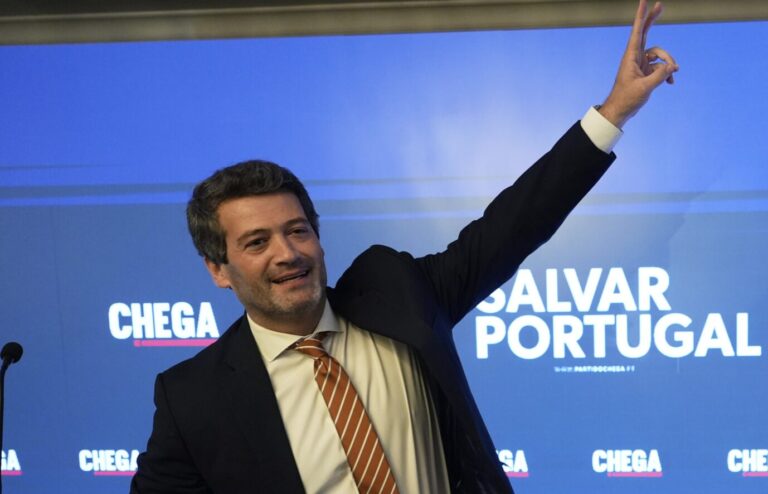 Wahlen in Polen, Rumänien und Portugal: Der Chef der portugiesischen Rechtspartei Chega, Andre Ventura, feiert das Rekordergebnis.