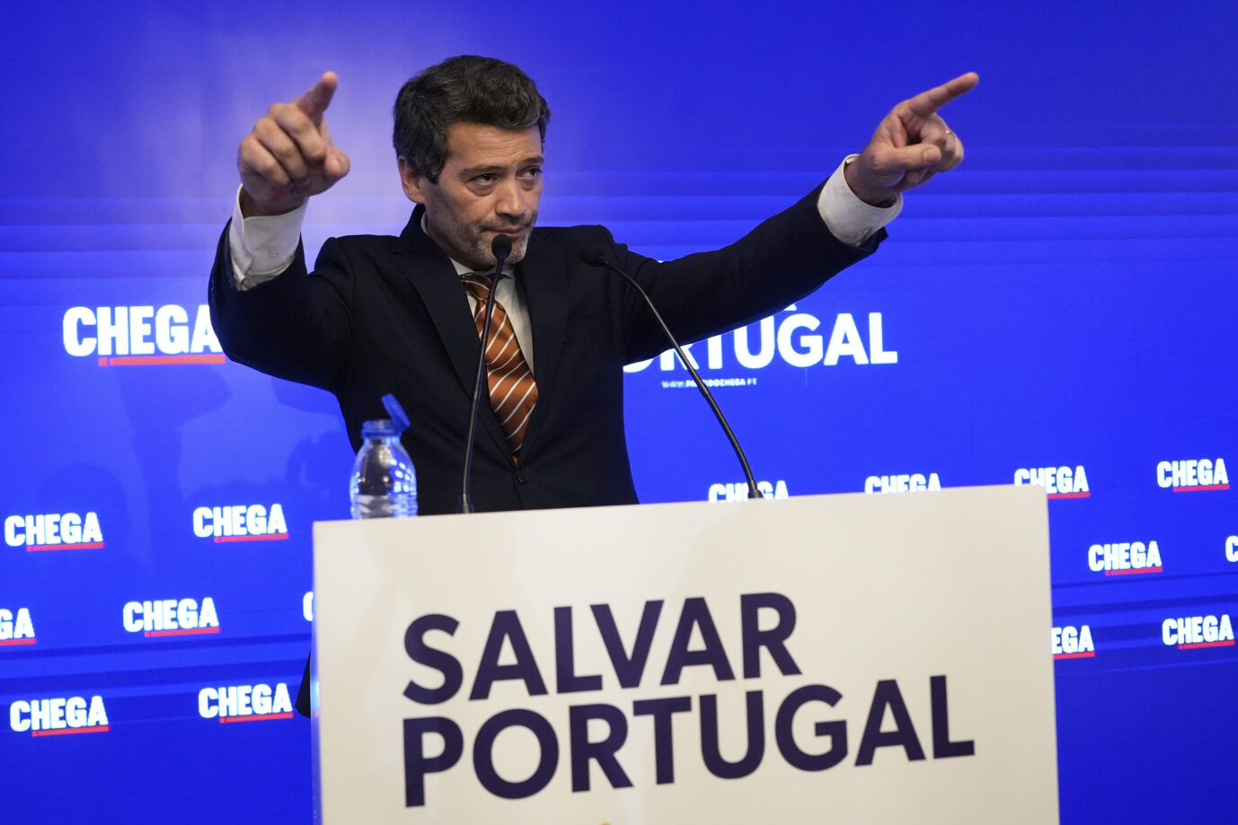 Chega-Chef Andre Ventura jubelt am Wahlabend über den Erfolg bei der in Portugal.