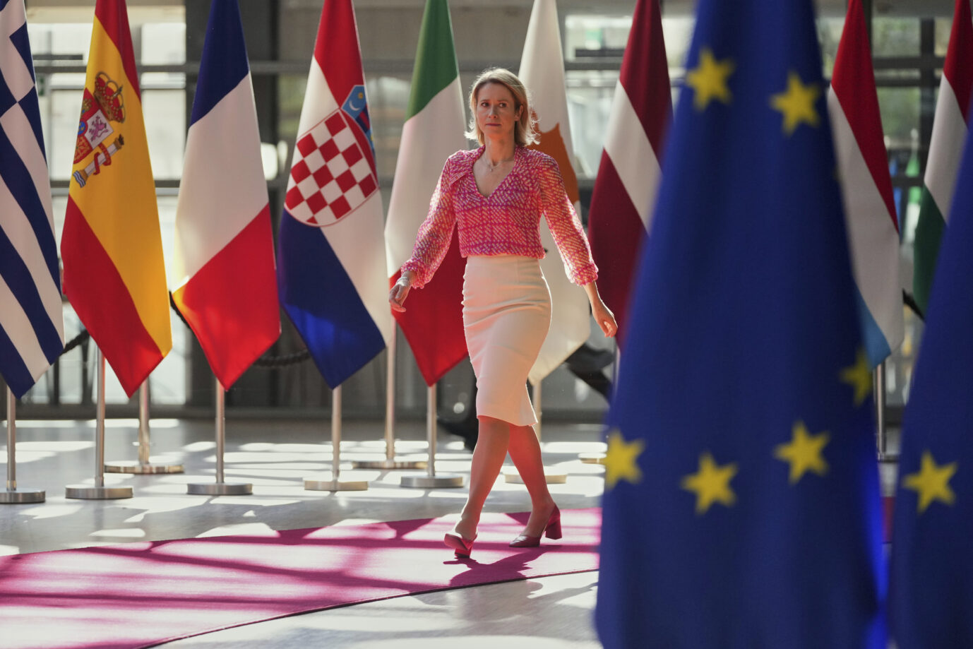 Kaja Kallas in Brüssel auf dem Weg zu Journalisten. Sie stellt das 17. Sanktionspaket gegen Rußland vor.