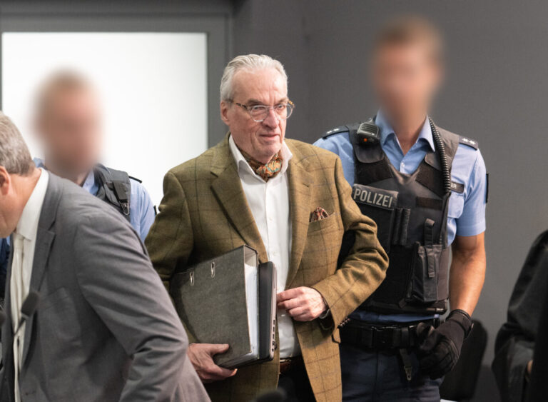 Der Hauptangeklagte Heinrich der XIII. Prinz Reuß (M) kommt von Polizisten gebracht in den Verhandlungssaal im Oberlandesgericht Frankfurt, Außenstelle im Stadtteil Sossenheim. Die Bundesanwaltschaft legt den neun Angeklagten zur Last, Mitglied in einer terroristischen Vereinigung gewesen zu sein. Ziel der Gruppe sei es gewesen, die bestehende staatliche Ordnung in Deutschland gewaltsam zu beseitigen. Im Volksmund wird die Verhandlung auch „Reichsbürger-Prozeß“ genannt.