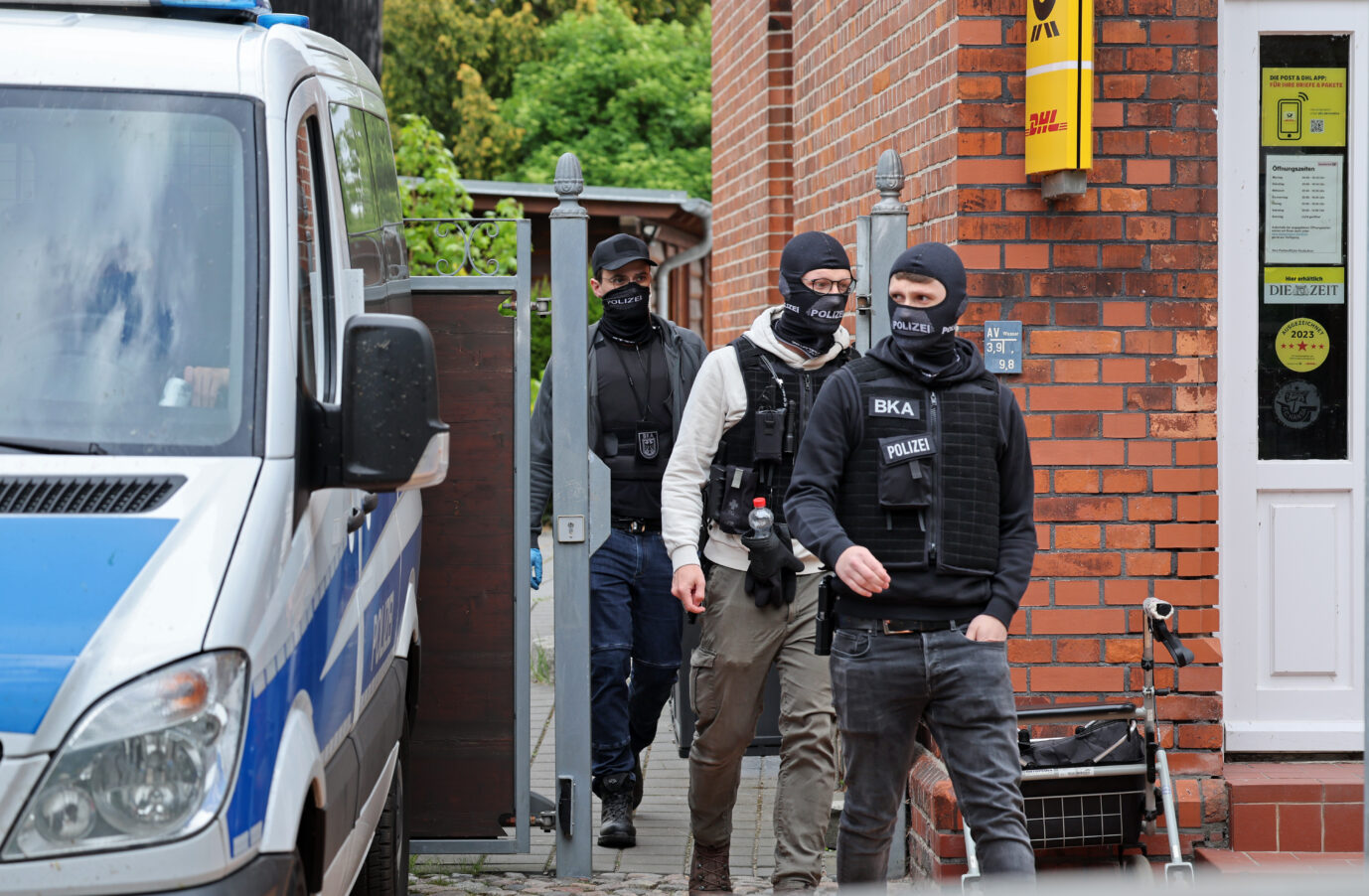 Polizei durchsucht Räume. Die Bundesanwaltschaft geht gegen junge Männer vor, die einer mutmaßlichen rechtsextremen Terrorzelle angehören sollen.