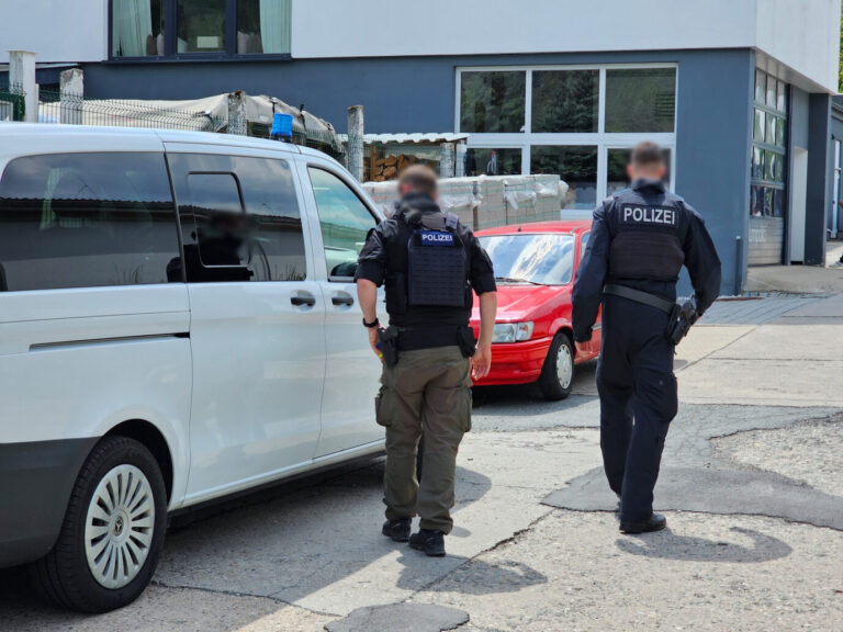 Beamte durchsuchen 40 Objekte bundesweit im Kampf gegen Schleuserkriminalität. Foto: picture alliance/dpa | Mike Müller
