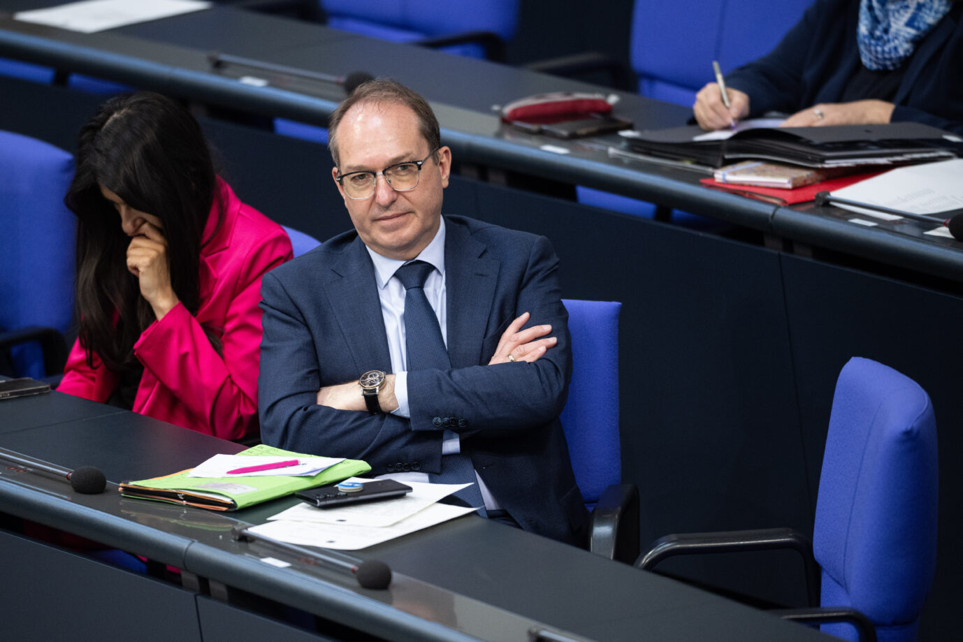 Alexander Dobrindt (CSU), Bundesinnenminister des Innern und für Heimat, hört einer Rede während der 7. Sitzung des Bundestages zu.