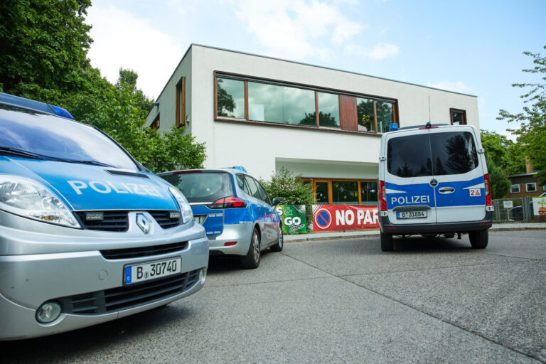 An einer Berliner Grundschule sticht ein 13jähriger Schüler auf einen 12jährigen Mitschüler mit einem Messer ein. Nach stundenlanger Flucht wird er gefaßt. Die Polizei ermittelt, ein fremdenfeindliches Motiv wird ausgeschlossen. Fahrzeuge der Polizei stehen vor einer Schule im Berliner Bezirk Spandau, an der es am Vormittag einen möglichen Messerangriff auf einen Schüler gab. Ein schwer verletzter Zwölfjähriger sei dort gefunden worden und zur Operation und weiteren stationären Behandlung in ein Krankenhaus gebracht worden.
