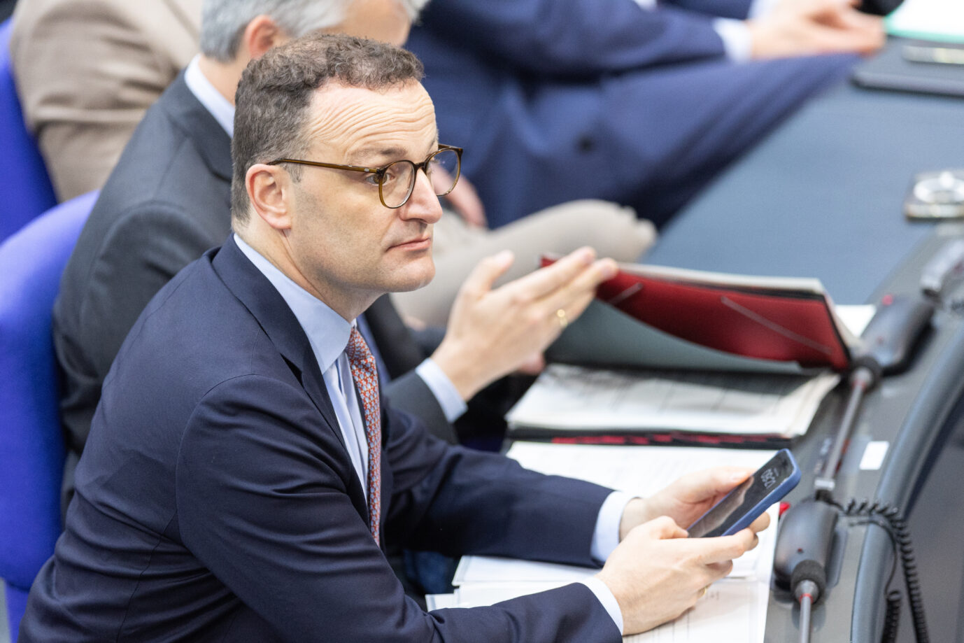 Jens Spahn, Fraktionsvorsitzender der CDU, nimmt an der 8. Sitzung des Bundestages teil.
