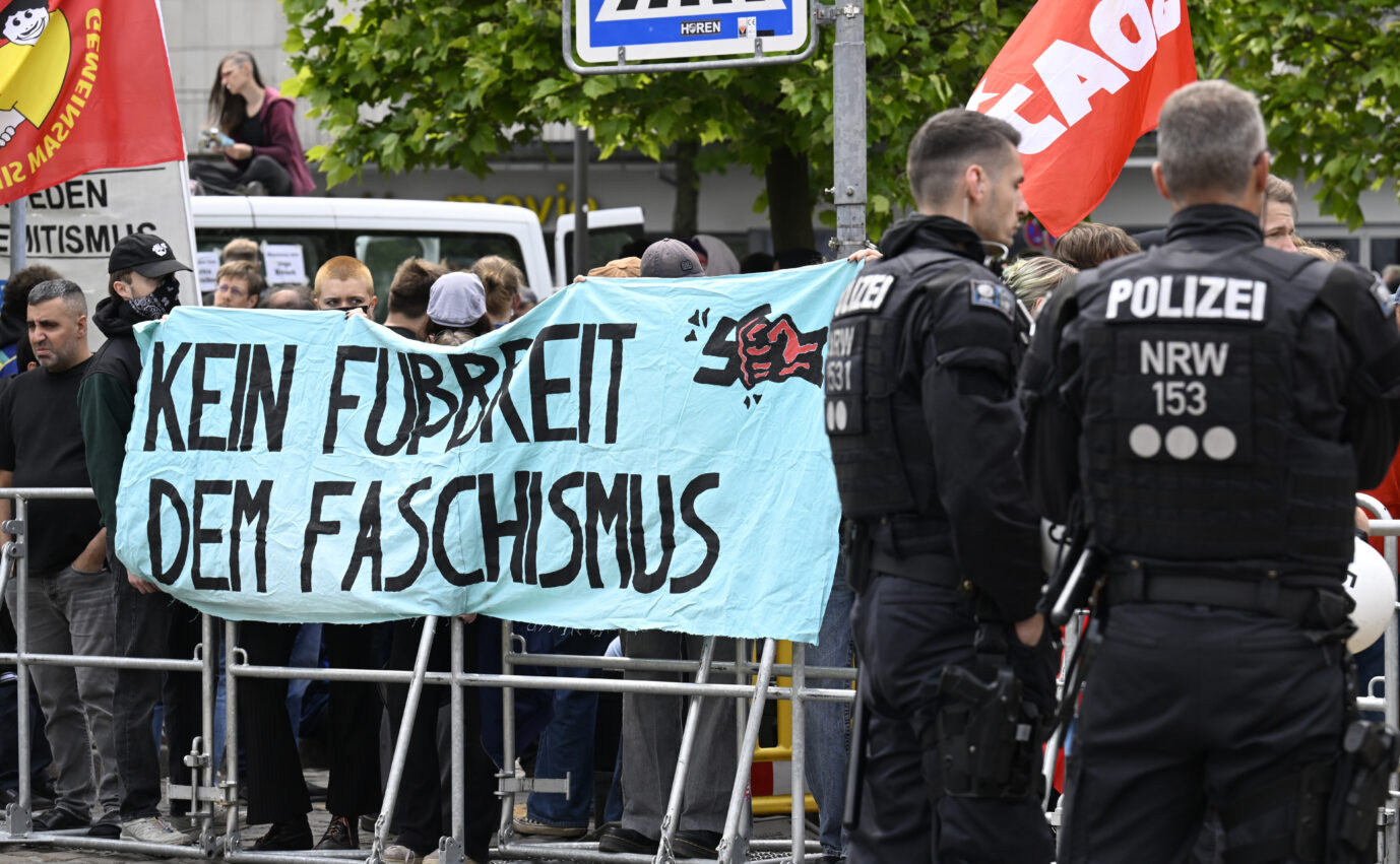Protestierende sind gegen eine Versammlung von Neonazis vor dem Bahnhof unterwegs. Eine Gruppe von Neonazis plant ihre Anteilnahme für die Opfer des Angriffs vom 18.5. zu zeigen und für "Remigration" zu werben. Protest gegen eine Kundgebung von Rechtsextremen am Bielefelder Hauptbahnhof: Ein Syrer stach auf Menschen ein. Foto: picture alliance/dpa | Roberto Pfeil